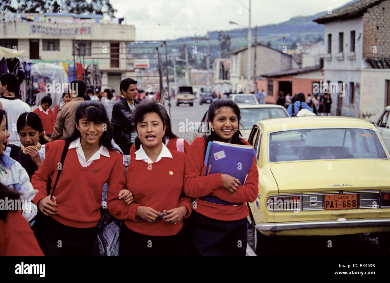 Gli studenti che indossa maglioni rosso a piedi in Quito Ecuador Foto Stock