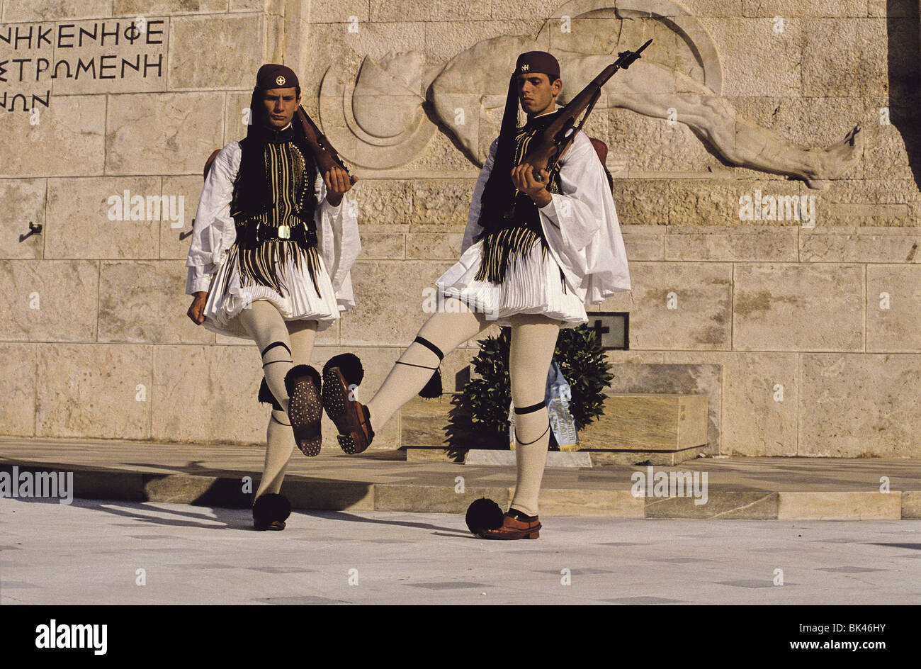 Proedriki Froura (guardia presidenziale) indossa macedone (servizio invernale) uniformi presso la tomba del Milite Ignoto, Atene Foto Stock