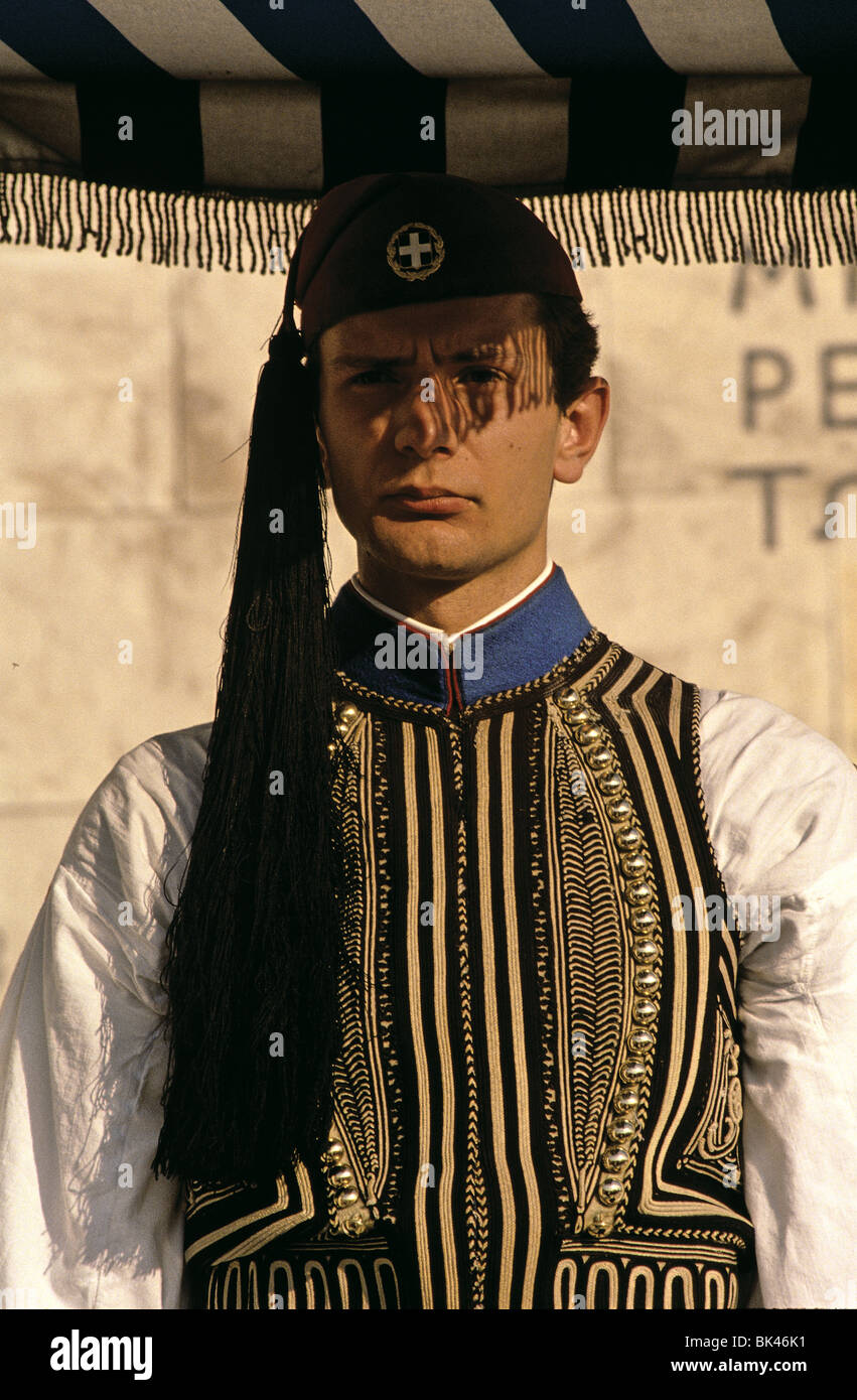 Proedriki Froura (guardia presidenziale presso la tomba del Soldato sconosciuto che indossa una guarnigione scarlatto cappuccio con croce greca (crux immissa Foto Stock