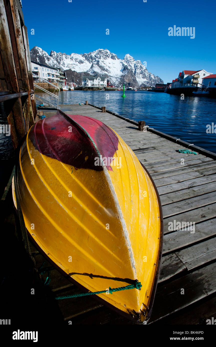 Barca da pesca nel porto di Henningsvaer sulle Isole Lofoten in Norvegia Foto Stock