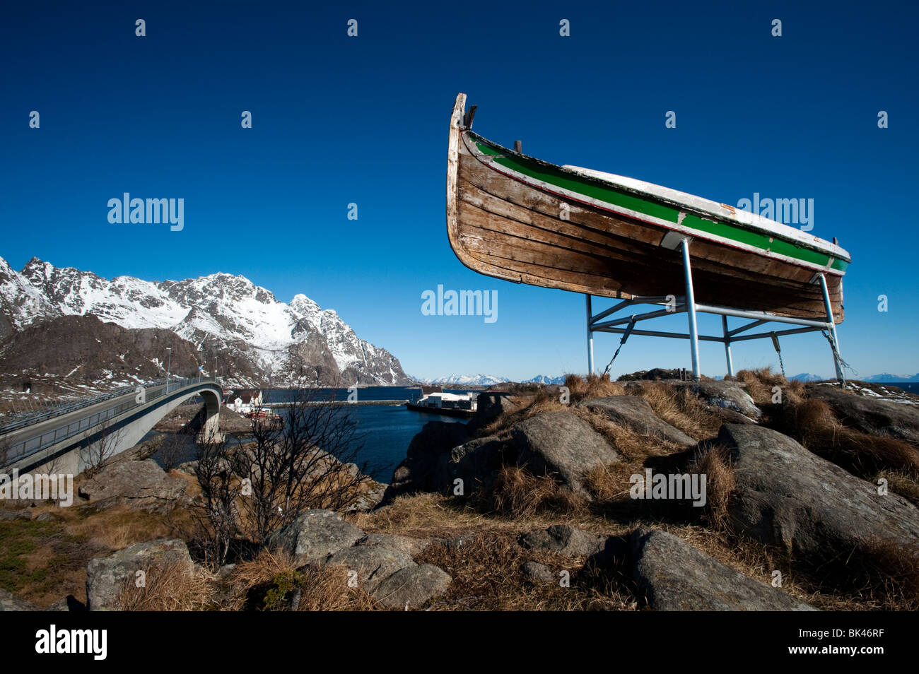 Vecchio di legno barca da pesca arroccato sopra il villaggio di Henningsvaer in Isole Lofoten in Norvegia Foto Stock