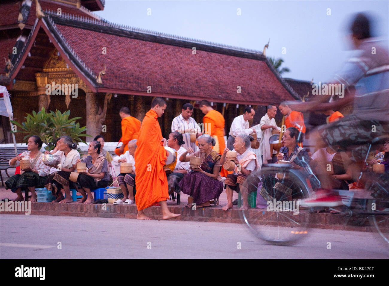 I monaci offrono riso all'alba, vicino al tempio di ami, Luang Prabang, Laos. Foto Stock