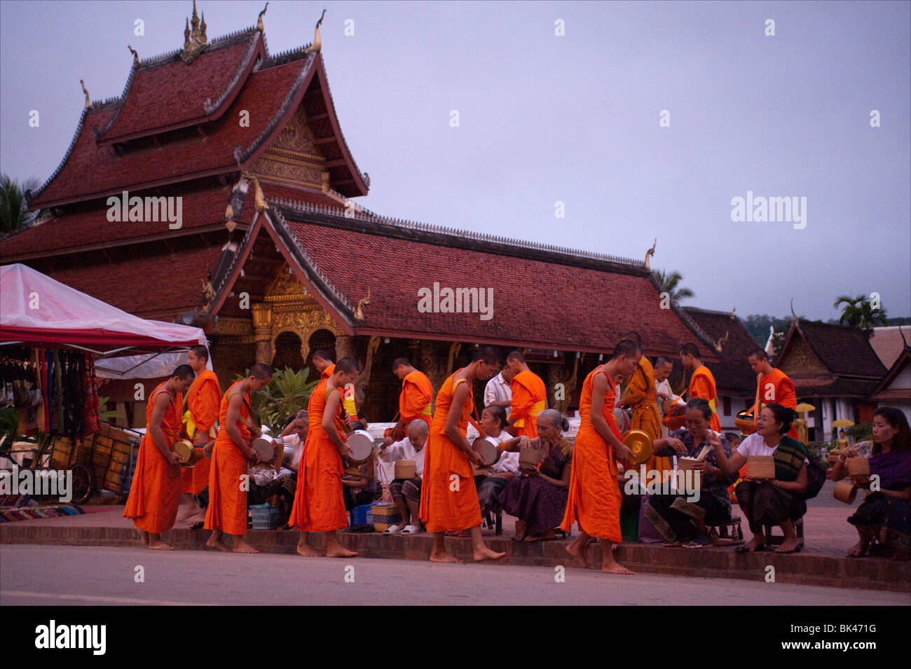 I monaci offrono riso all'alba, vicino al tempio di ami, Luang Prabang, Laos. Foto Stock