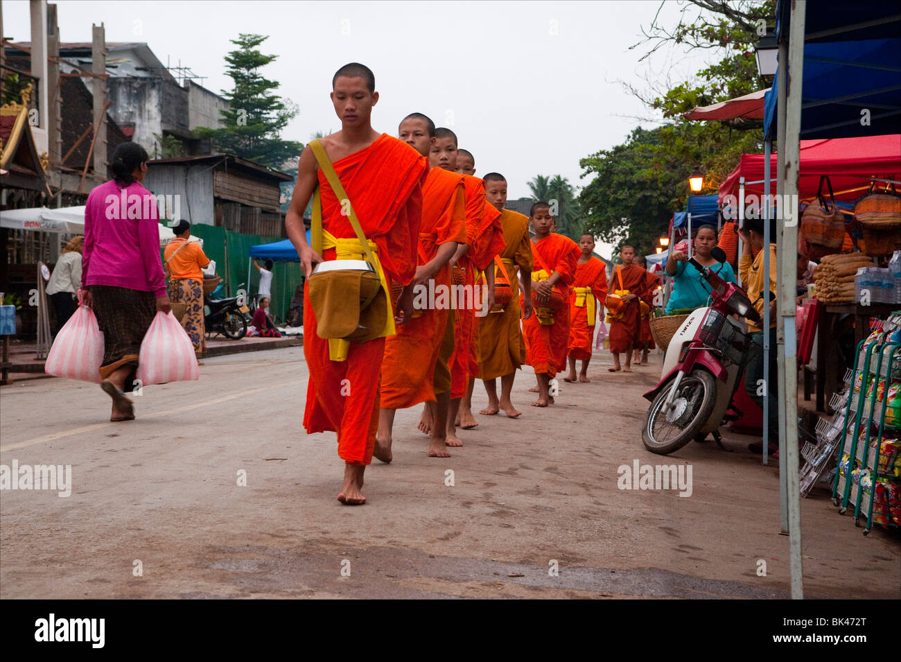 I monaci offrono riso all'alba, Luang Prabang, Laos. Foto Stock