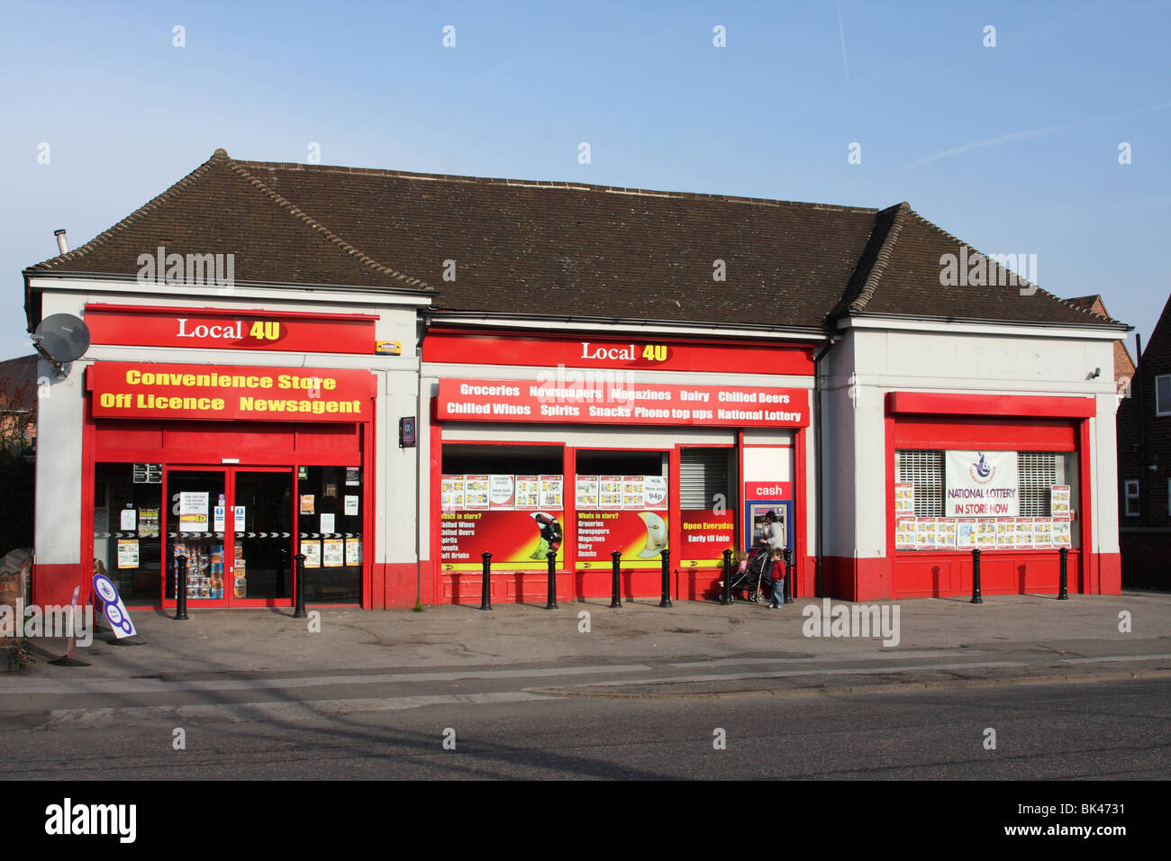 Un locale 4U convenience store in una città del Regno Unito. Foto Stock