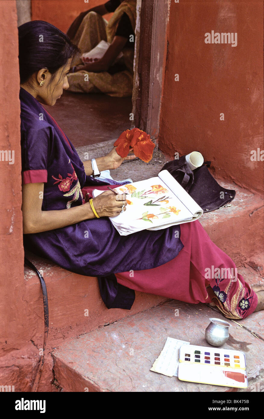 Artista fiori di disegno utilizzando acquerelli, India Foto Stock