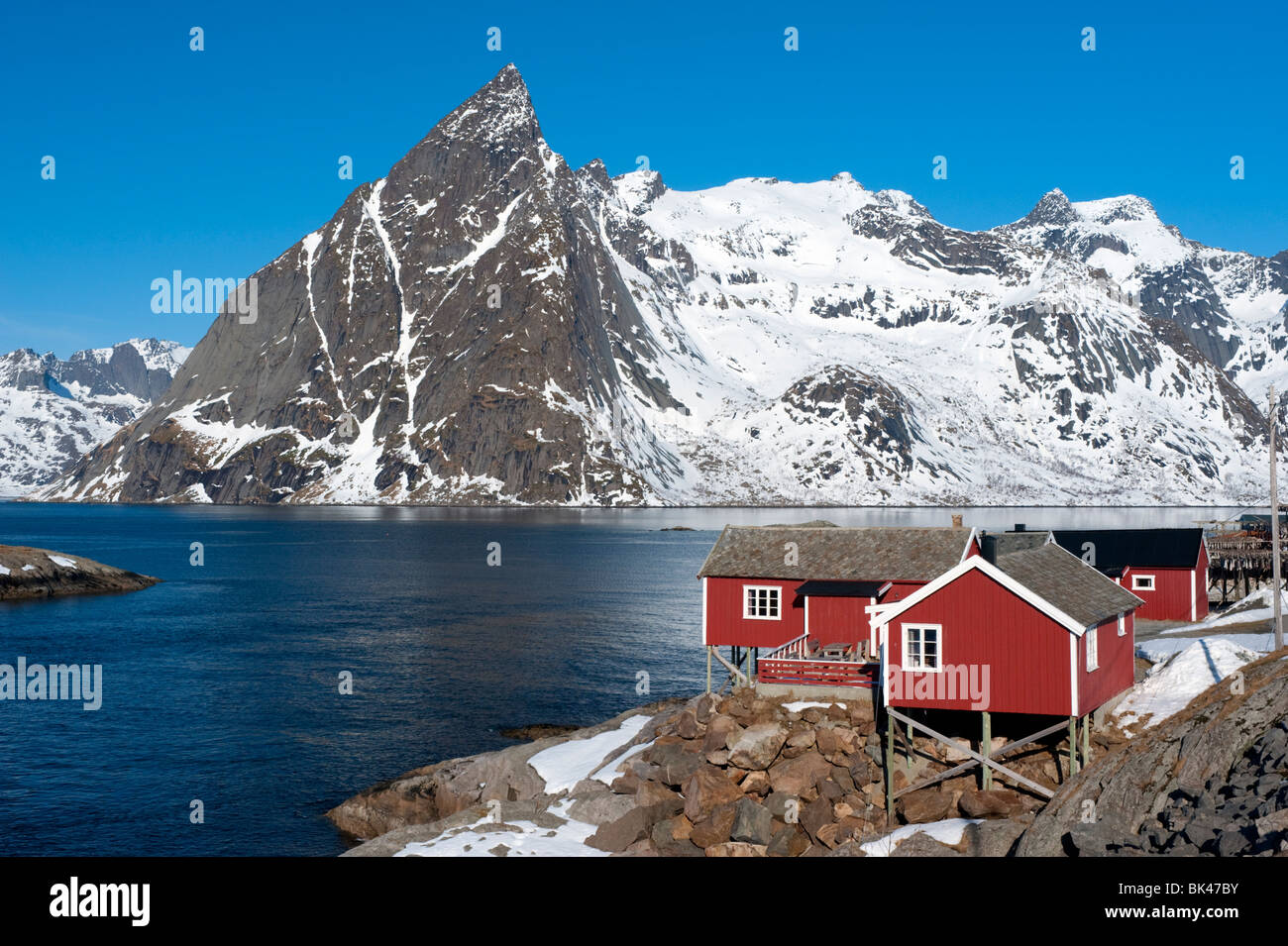 Tradizionale in rosso in legno dei pescatori Rorbu capanne nel villaggio di Hamnoy sull isola di Moskenesoya nelle Isole Lofoten in Norvegia Foto Stock