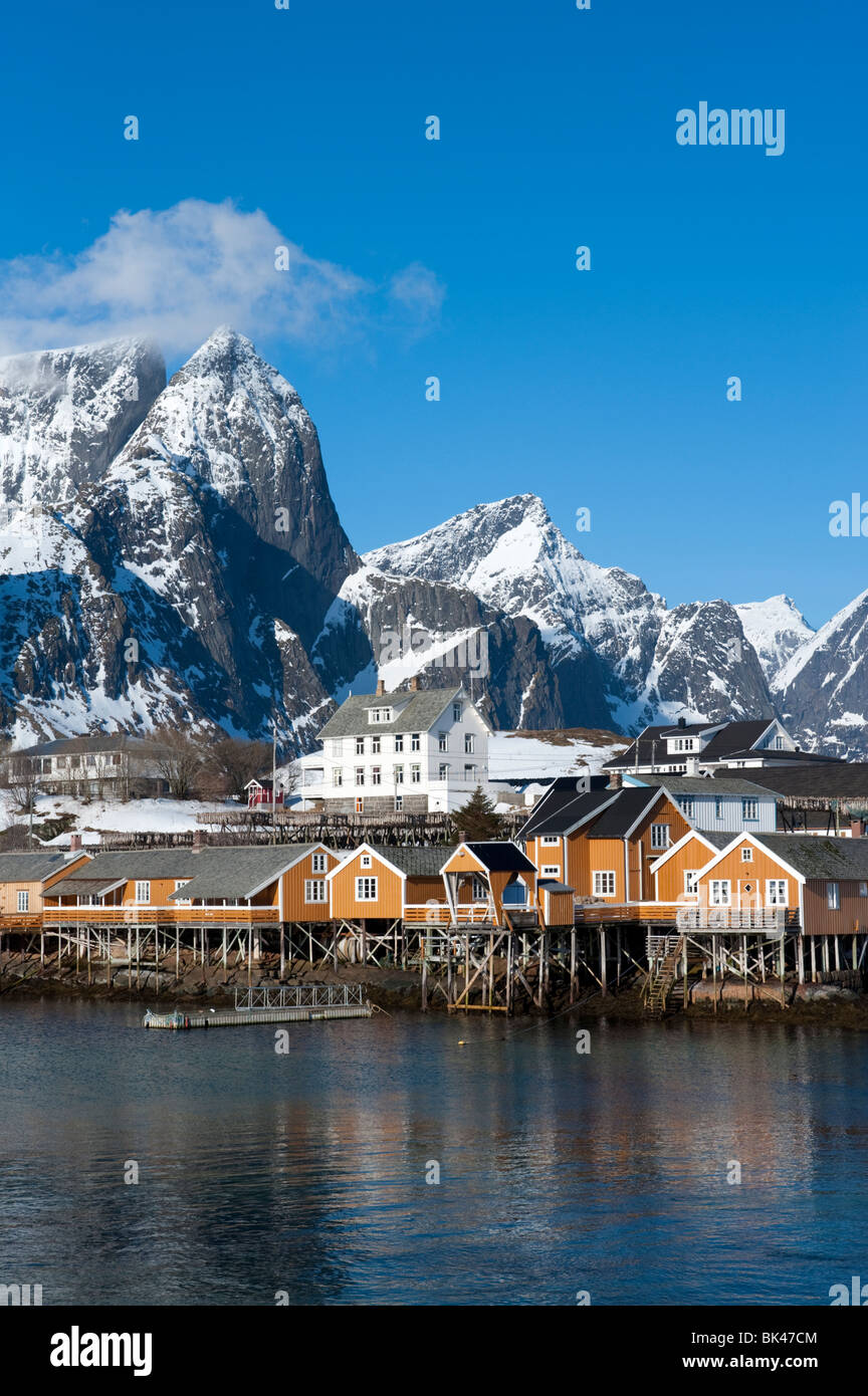 Tradizionale in legno dei pescatori Rorbu capanne nel villaggio di Sakrisoy nei sull isola di Moskenesoya nelle Isole Lofoten in Norvegia Foto Stock