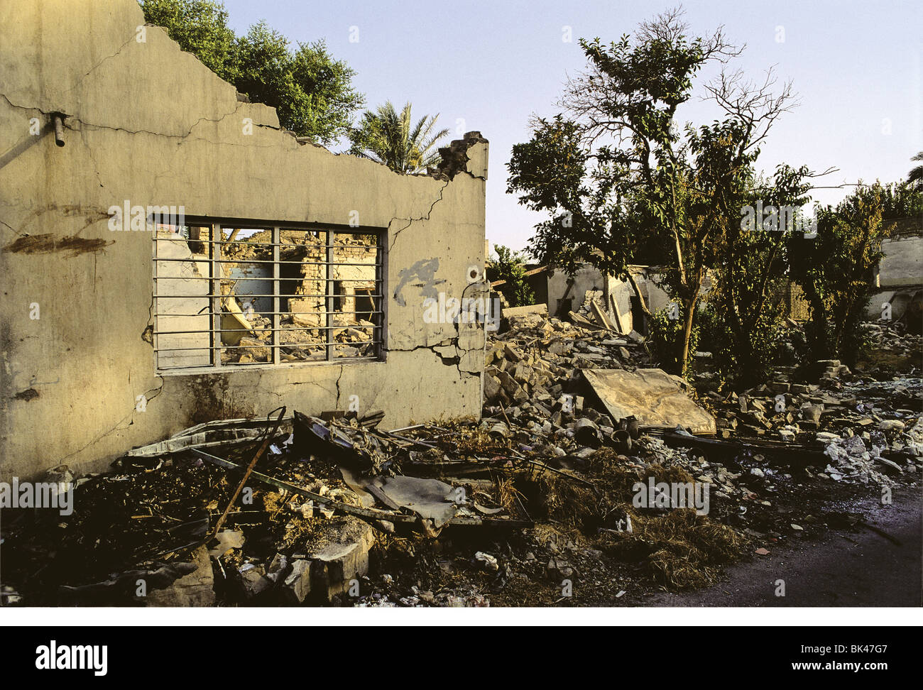 Residenza bombardata dalla guerra del Golfo Persico (2 agosto 1990 – 28 febbraio 1991), Baghdad, Iraq 1991 Foto Stock