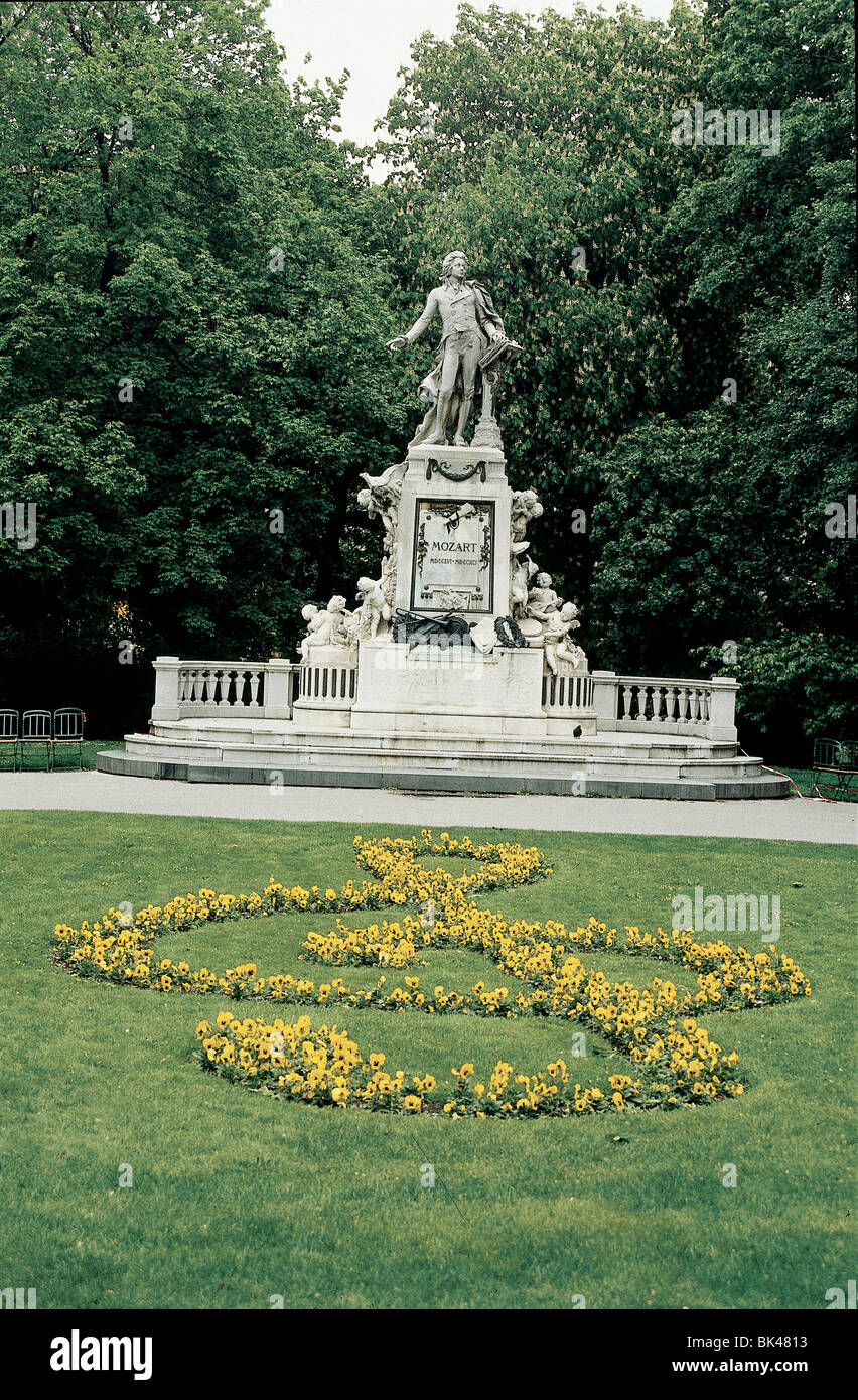 Statua di Mozart in burggarten vienna austria statua fu progettato da Viktor tilgner nel 1896 base evidenzia due scene da don Foto Stock