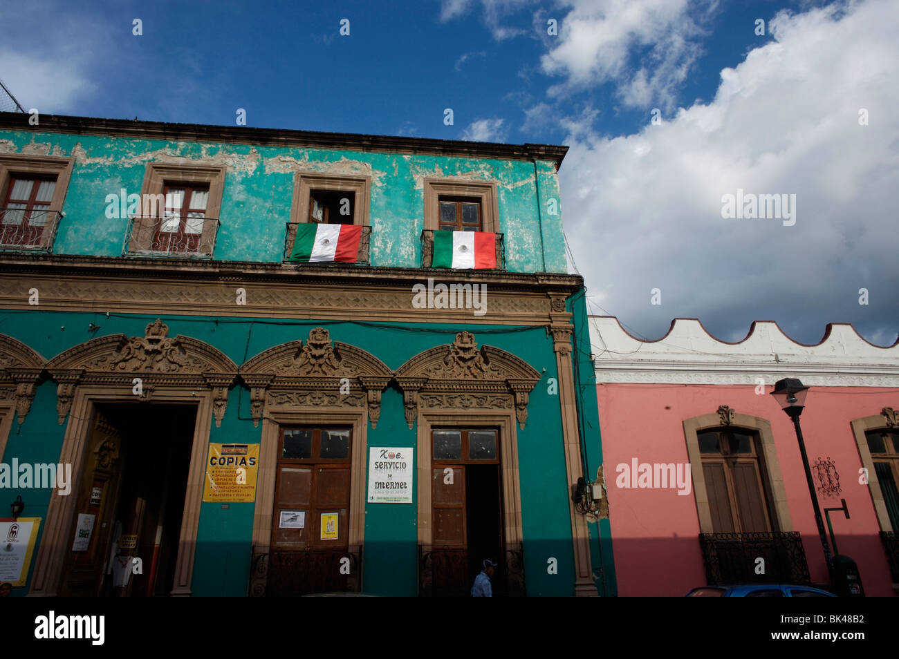 Bandierine messicane pendono dai balconi delle case in stile coloniale di Oaxaca, Messico Foto Stock