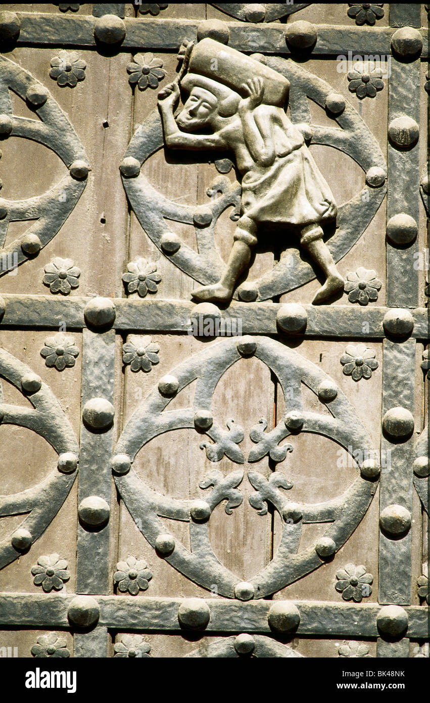 Cattedrale gotica porta Santa Maria del Mar e il bronzo la figura di un lavoratore di dock per il trasporto di un carico sul suo retro a Barcellona Spagna Foto Stock