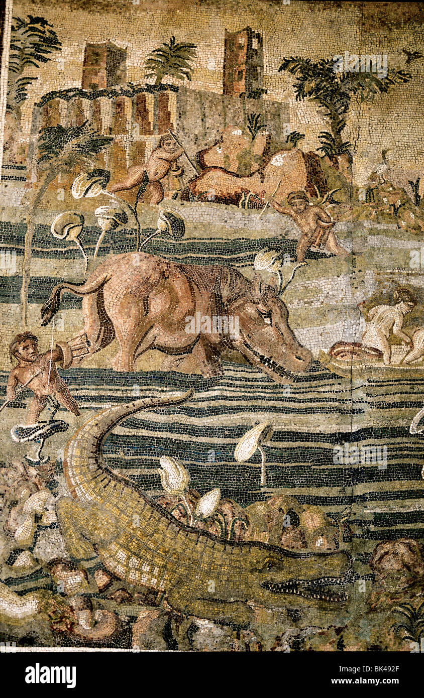 Mosaico di piastrelle raffigurante la caccia di animali e l'inondazione del fiume Nilo. L'opera è di un bagno romano oggi nel Museo Nazionale Romano. Foto Stock