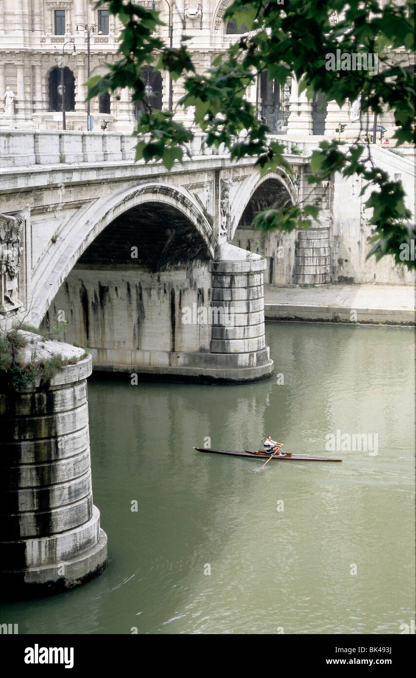 Per una persona in un guscio di canottaggio sul fiume Tevere, Roma, Italia Foto Stock