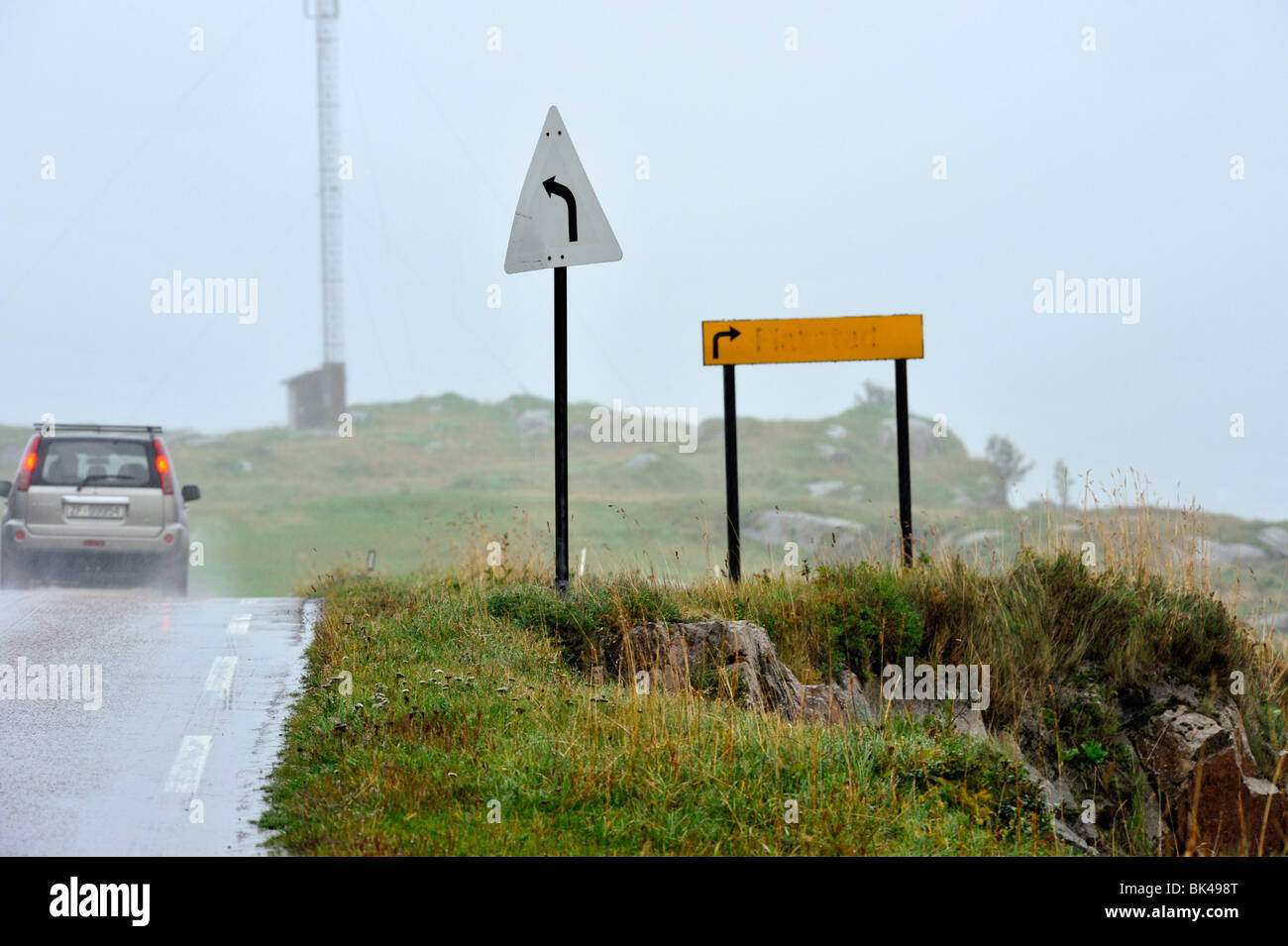 Sbiadito cartello stradale di Flakstad, isole Lofoten, a nord della Norvegia Foto Stock