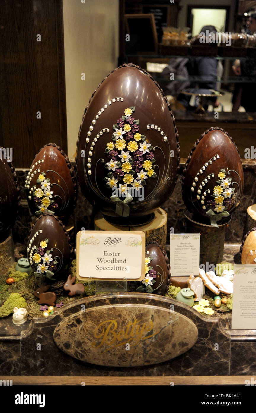 Le uova di pasqua sul display nella finestra di Bettys sale da tè e caffè in Harrogate Yorkshire Regno Unito Foto Stock