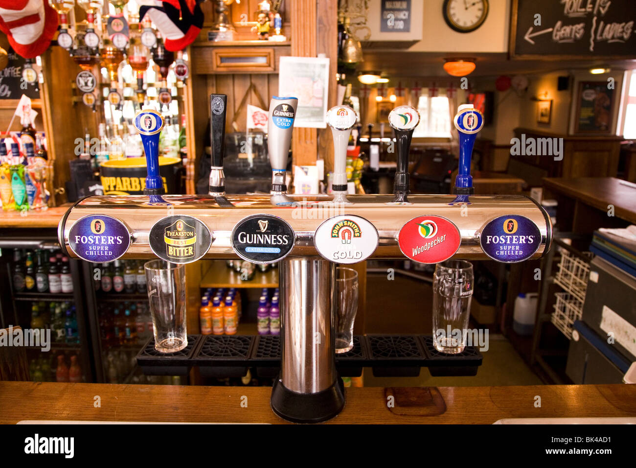 Rubinetti di birra che mostra i nomi di marche di birra in un tipico pub inglese. Foto Stock