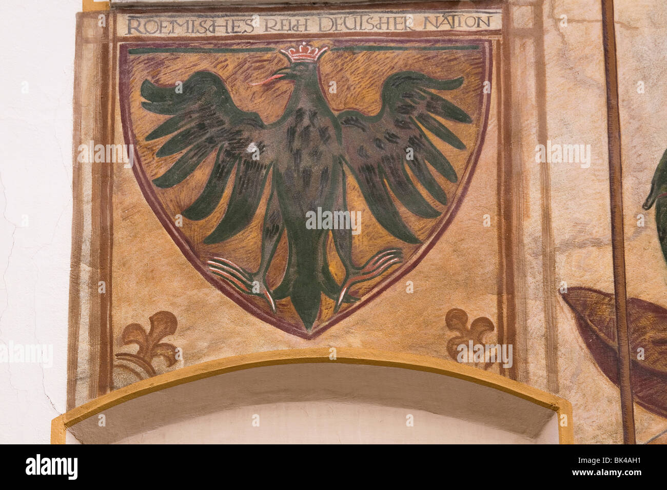 La storica eagle emblema del Sacro Romano Impero, sul municipio (Rathaus) di Murnau, Baviera, Germania. Foto Stock
