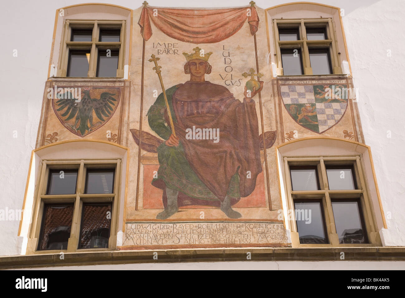Una foto del Sacro Romano Imperatore Ludwig di Baviera, sul municipio (Rathaus) di Murnau, Baviera, Germania. Foto Stock