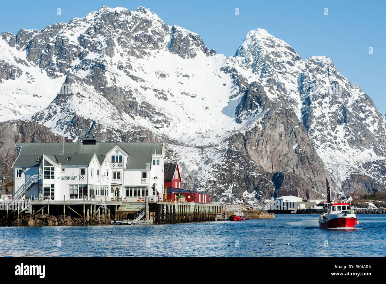 Porto di Henningsvaer sulle Isole Lofoten in Norvegia Foto Stock