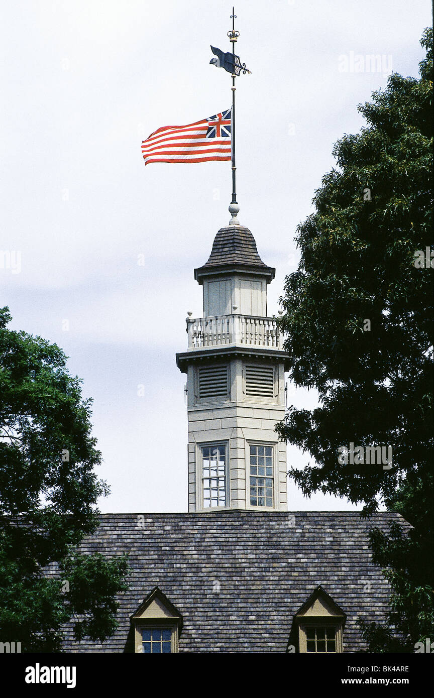 Il Grand Union bandiera sulla torre del coloniale Campidoglio di Colonial Williamsburg, Virginia Foto Stock