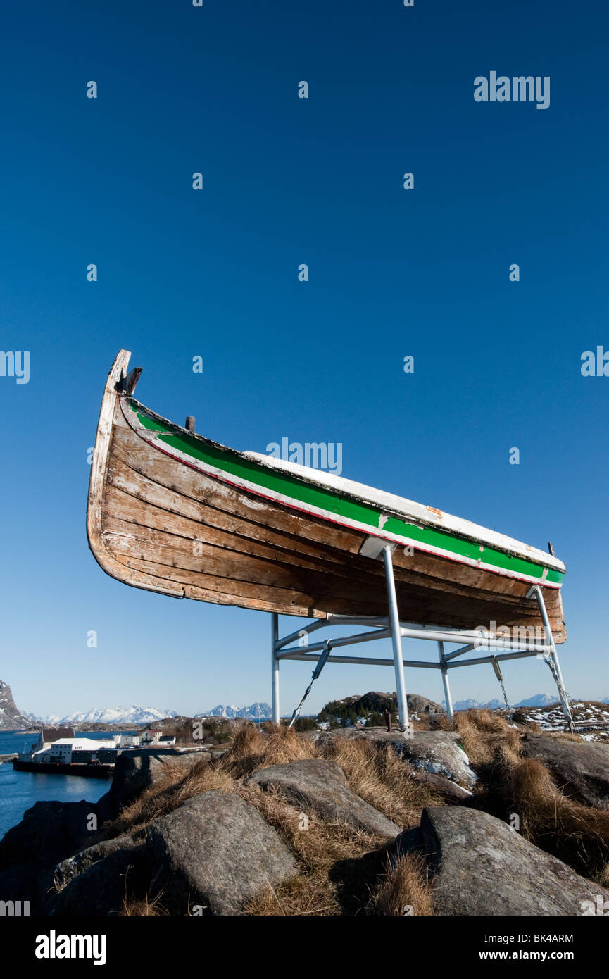 Vecchio di legno barca da pesca arroccato sopra il villaggio di Henningsvaer in Isole Lofoten in Norvegia Foto Stock