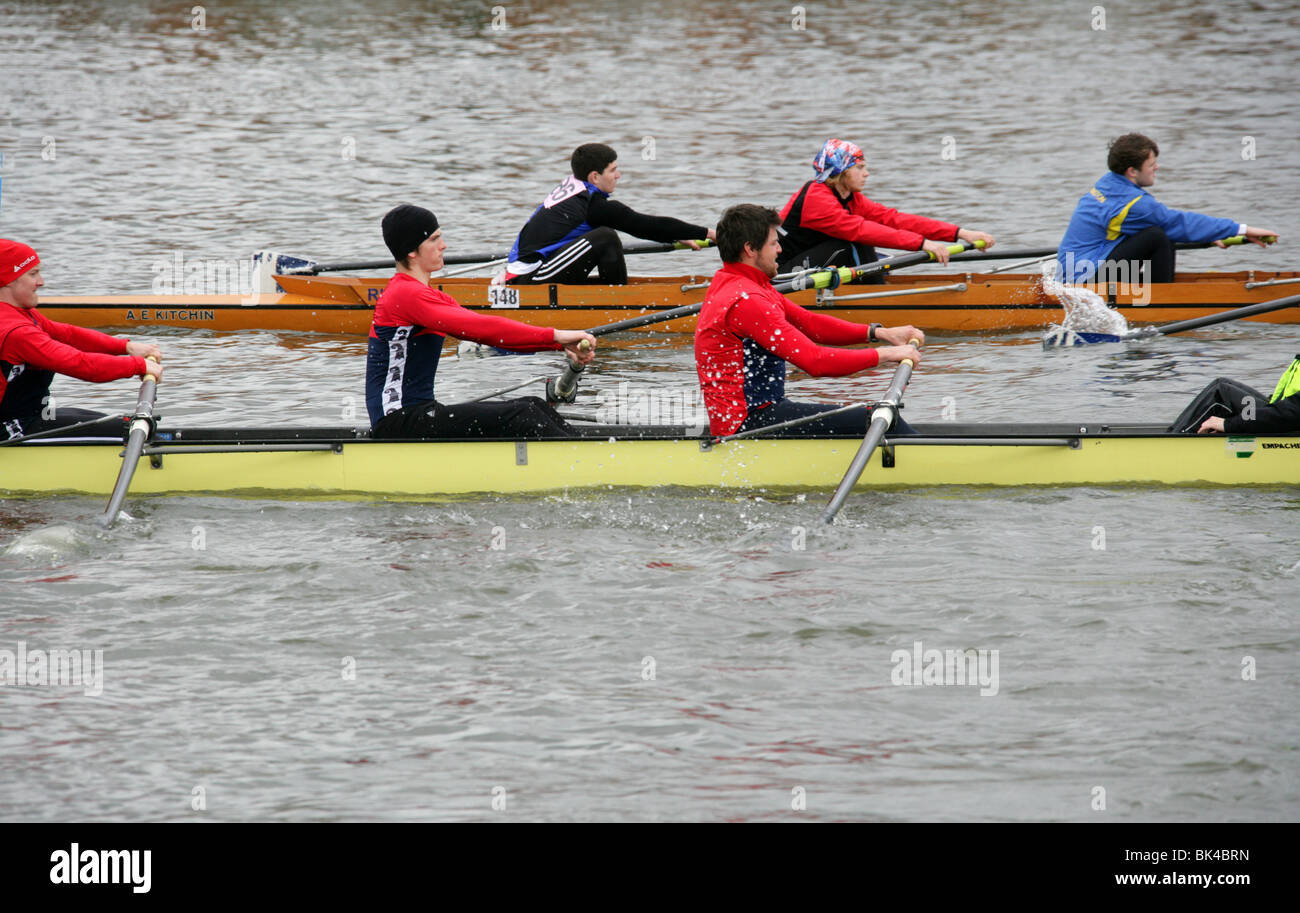 Squadre di canottaggio nella testa del fiume gara sul Fiume Tamigi a Hammersmith Bridge voce per la partenza della gara. Foto Stock