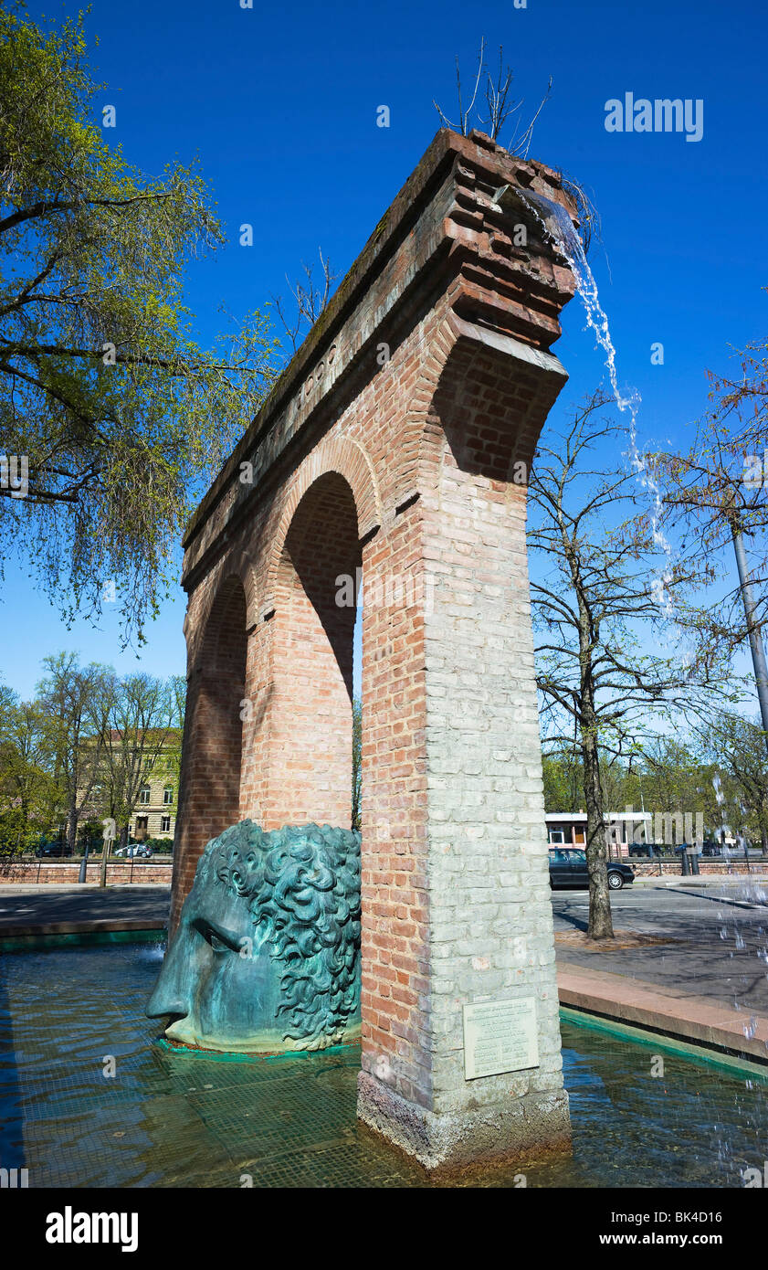 La Naissance de la civiltà e la nascita della civiltà fontana acquedotto, replica, Janus Head, Tomi Ungerer 1988, Strasburgo, Alsazia, Francia, Europa Foto Stock