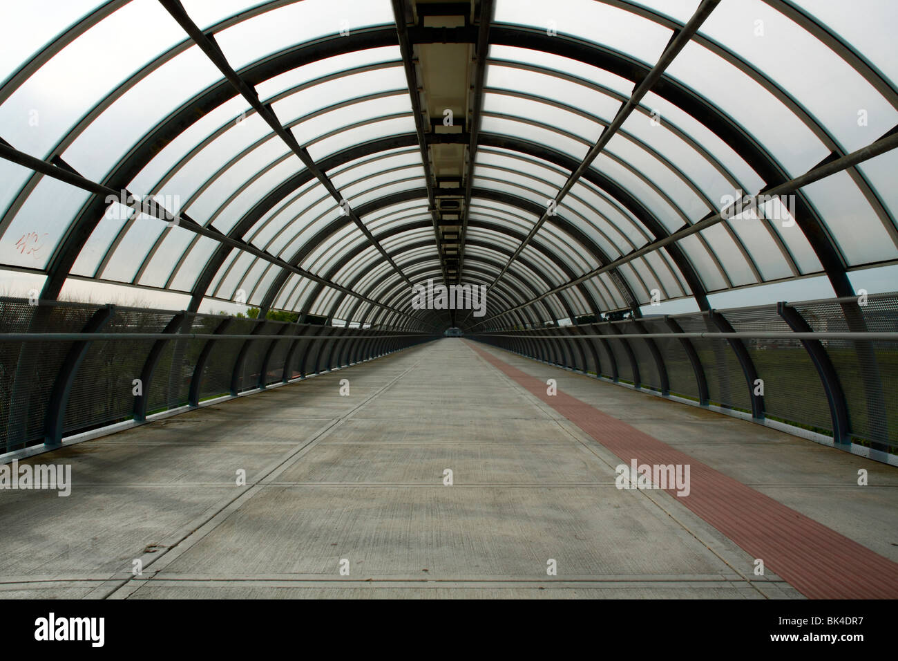 Tunnel pedonale presso la Nuova Fiera di Roma Foto Stock