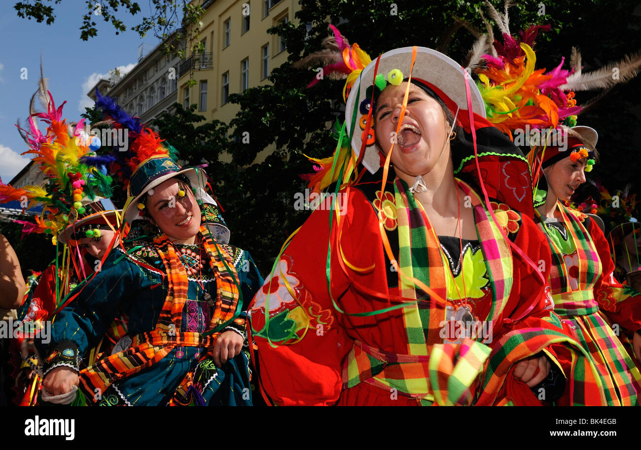 Karneval der Kulturen, il Carnevale delle culture, annuale famosa street parade a Pentecoste, quartiere Kreuzberg di Berlino, Germania, Europa Foto Stock