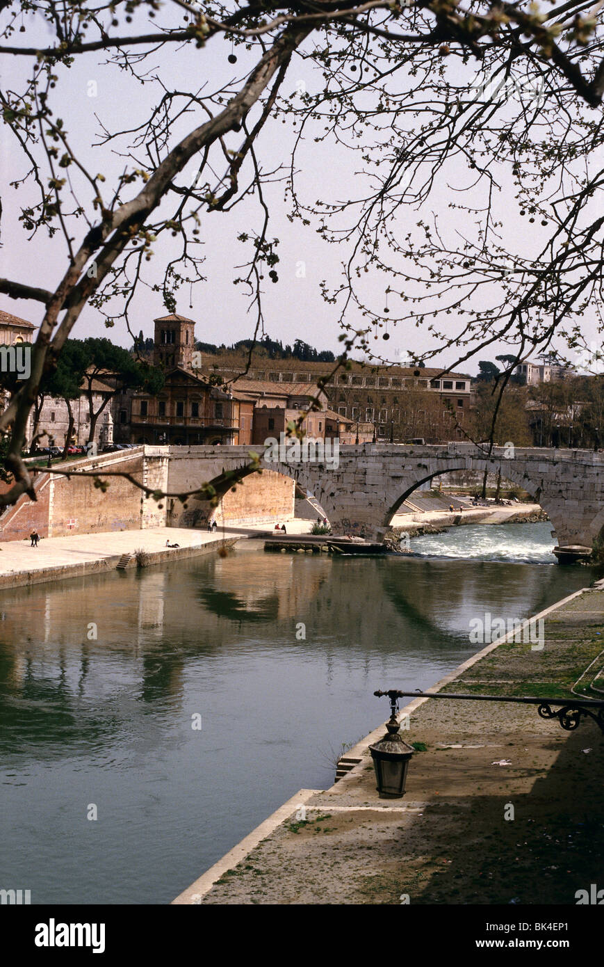 Pons Ponte Cestio legata all' Isola Tiberina, Roma, Italia Foto Stock