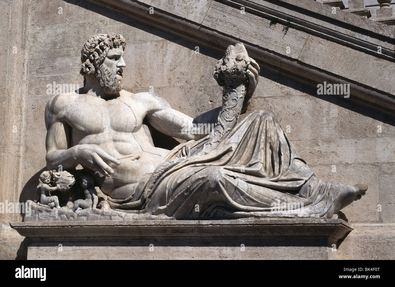 Antica scultura romana della personificazione del fiume Tevere nella Piazza del Campidoglio, Roma Italia Foto Stock