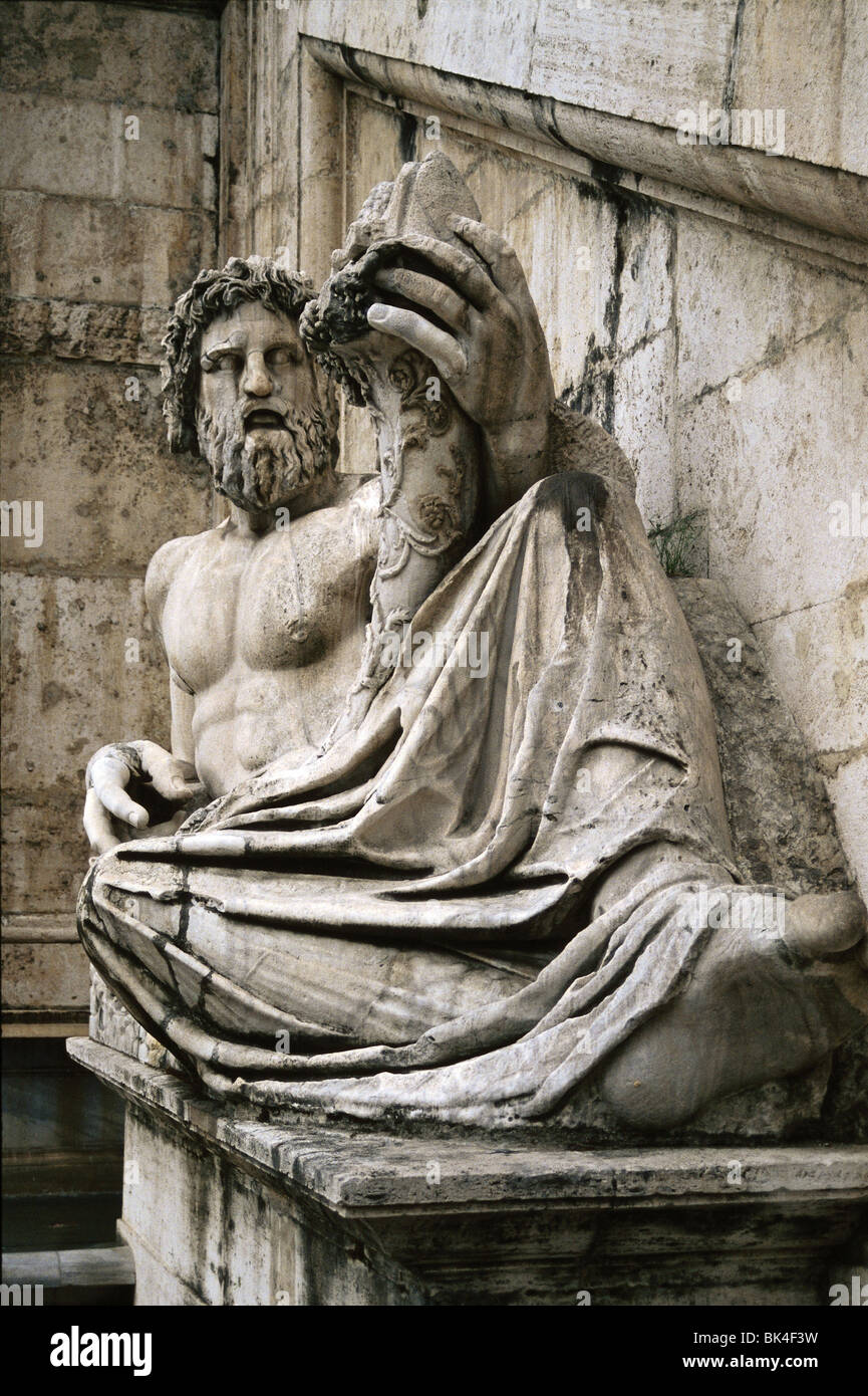 Antica scultura romana della personificazione del fiume Tevere nella Piazza del Campidoglio, Roma, Italia Foto Stock