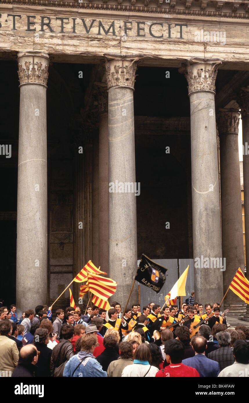 Chitarristi e cantanti con bandiere di Catalogna di fronte al Pantheon di Roma, Italia Foto Stock