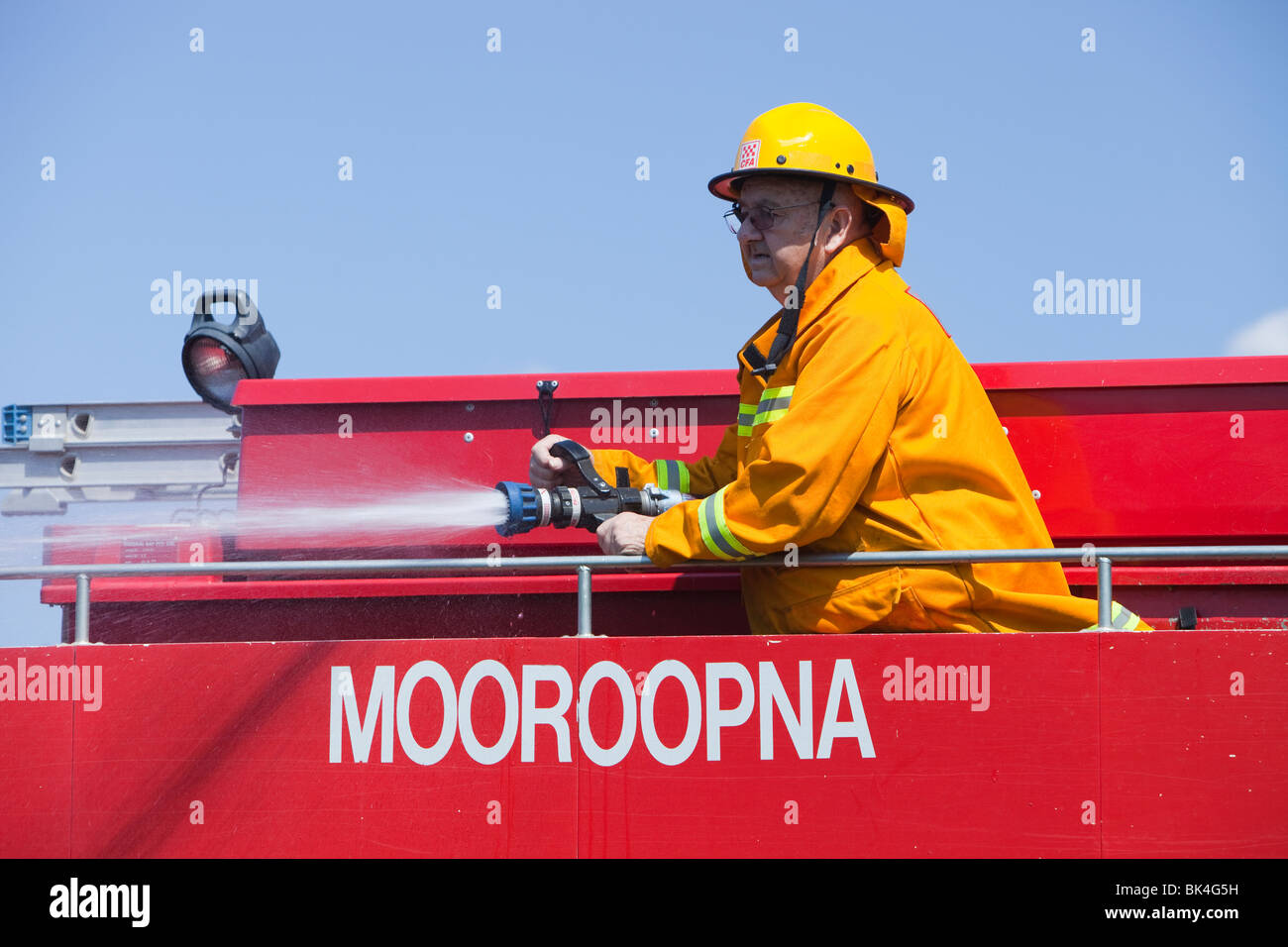 CFA Fire Fighters affrontare un incendio sul ciglio della strada vicino a Shepperton, Victoria, Australia Foto Stock