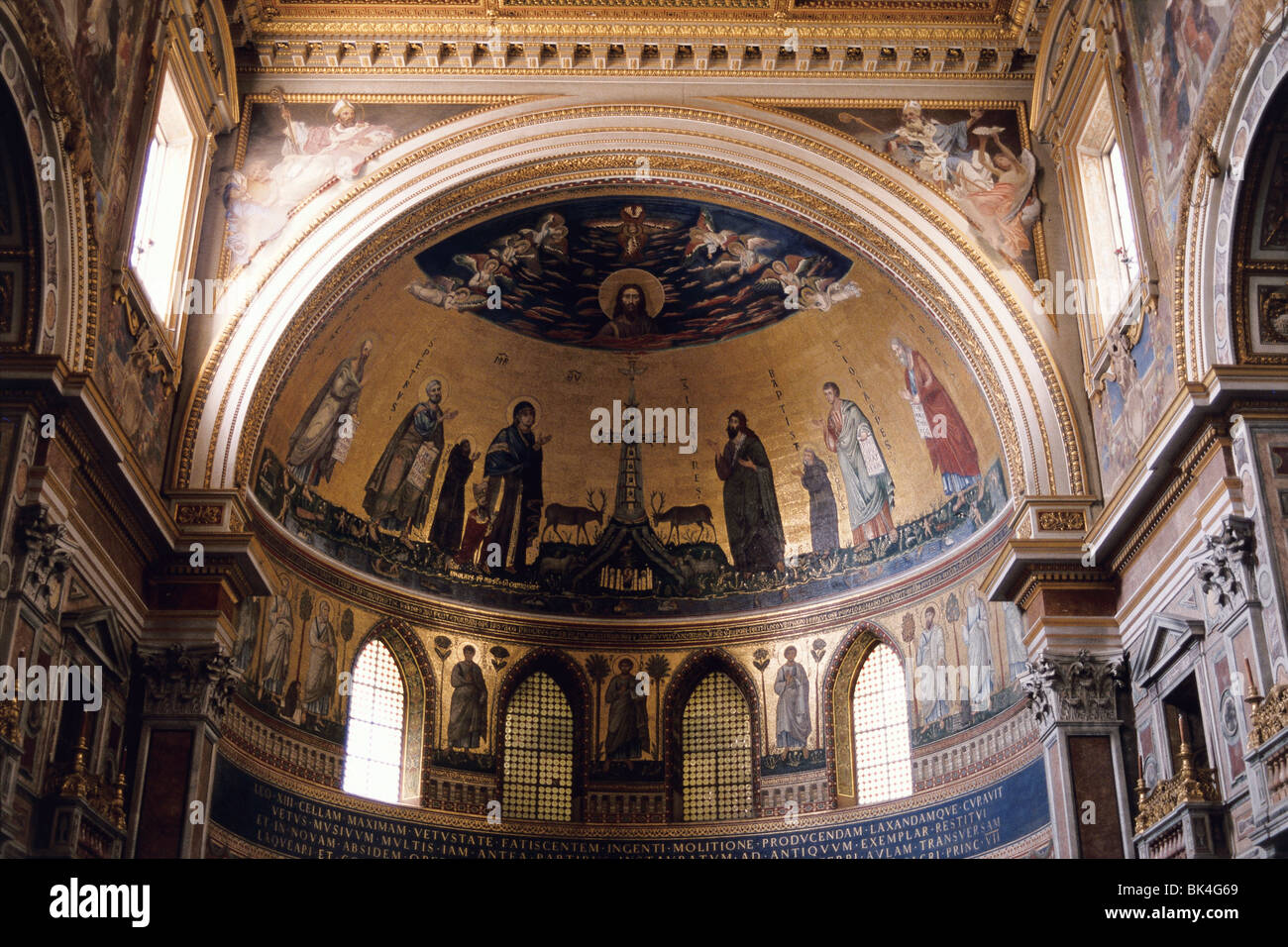 Interno della Basilica di San Giovanni in Laterano, Roma Foto Stock