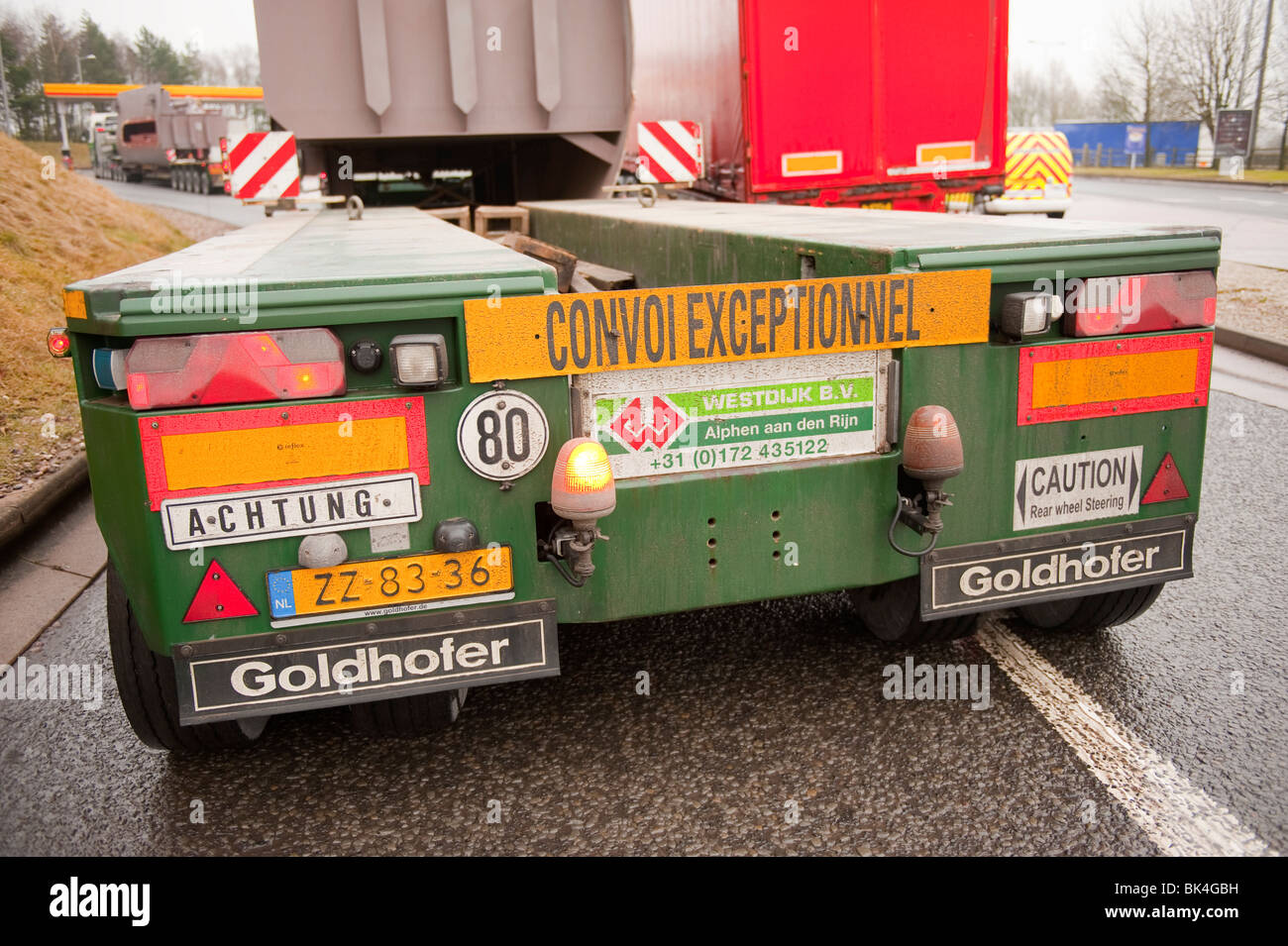 Convoi Exceptionnel lunghi grandi camion di carico Foto Stock