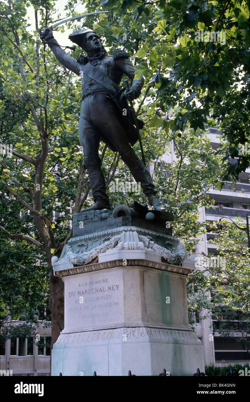 Il monumento in bronzo del Maresciallo Ney da Francois Rude a Parigi, Francia. Il Maresciallo Ney è diventato un comandante che hanno combattuto in francese guerre rivoluzionarie e N Foto Stock