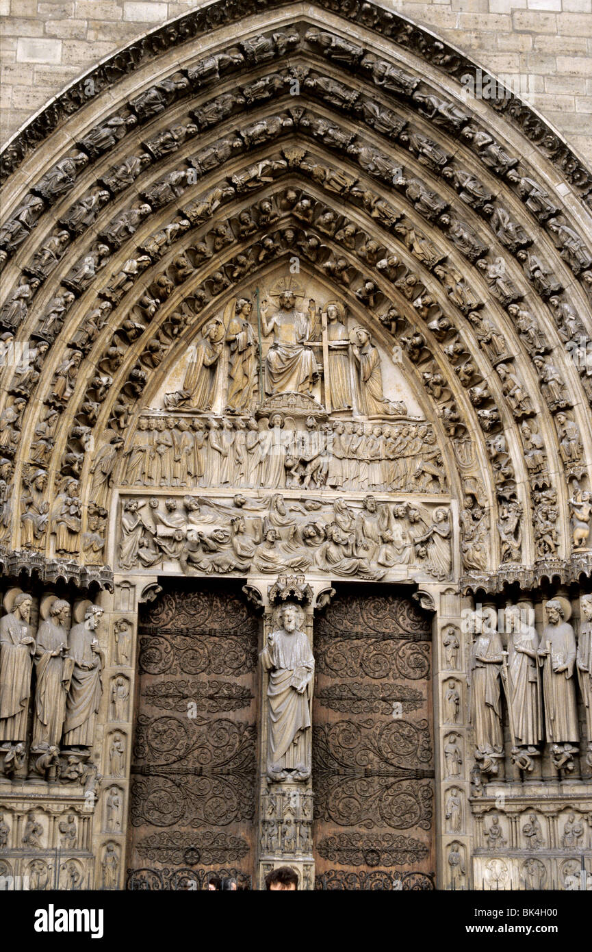 Arco Gotico e le porte che mostra il portale del Giudizio Universale con Cristo benedicente sul Trumeau, la cattedrale di Notre Dame di Parigi Foto Stock