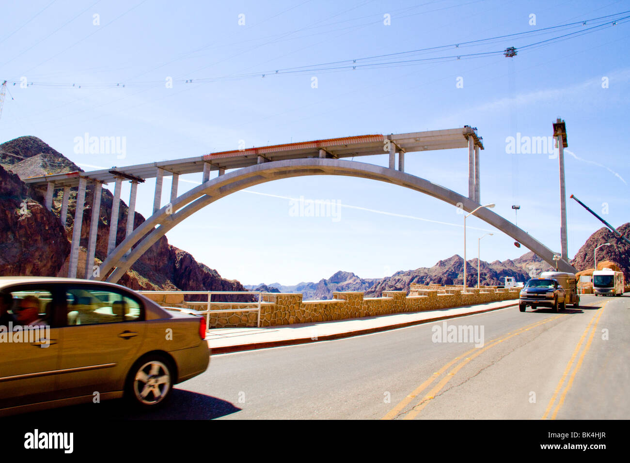 Nuovo Colorado River Bridge span attraverso canyon sottostante Hoover Diga di Boulder deserto Nevada Arizona Lago Mead autostrada costruzione costruire Foto Stock