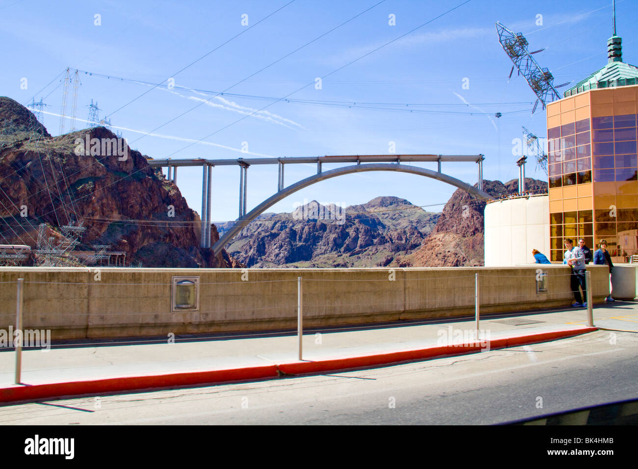 Nuovo Colorado River Bridge span attraverso canyon sottostante Hoover Diga di Boulder deserto Nevada Arizona Lago Mead autostrada costruzione costruire Foto Stock