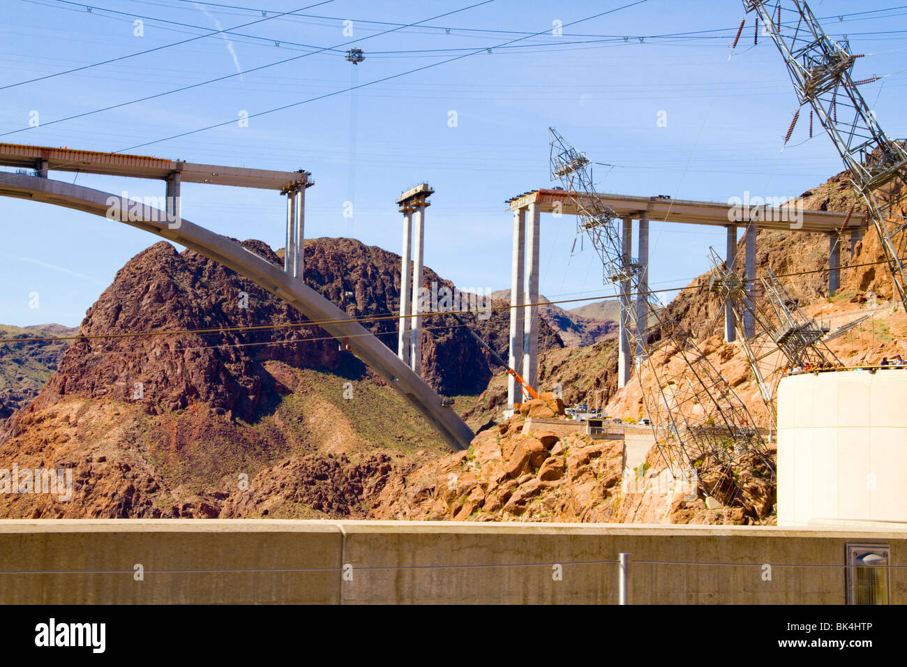 Nuovo Colorado River Bridge span attraverso canyon sottostante Hoover Diga di Boulder deserto Nevada Arizona Lago Mead autostrada costruzione costruire Foto Stock