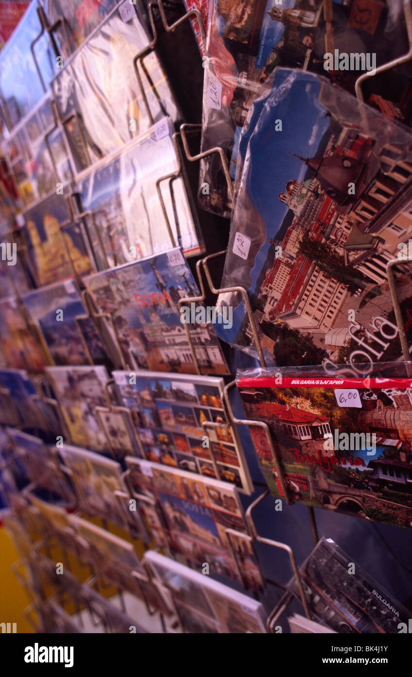 Cartoline in vendita sul Boulevard Vitosha a Sofia, Bulgaria. Ogni cartolina è sicuramente imballato in celophane. Foto Stock
