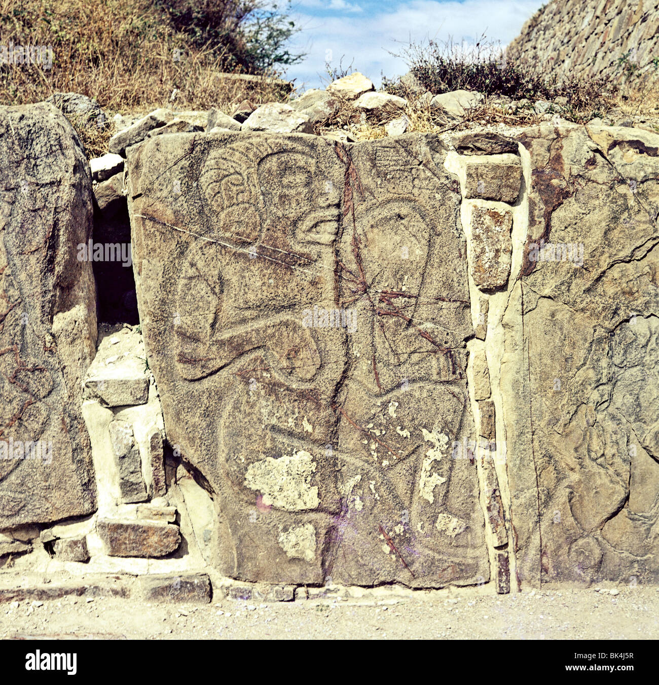 Tableros di danzatori provenienti da programma scultoreo nella costruzione di Danzantes Monte Alban sito archeologico di Stato di Oaxaca Messico Foto Stock