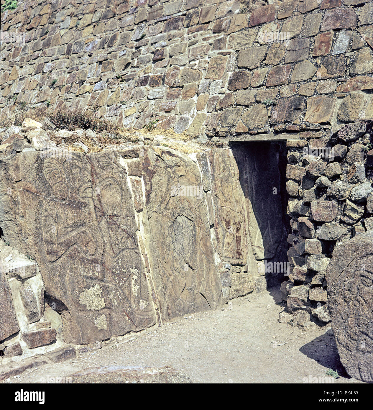 Costruzione di Danzantes mostra Tableros di danzatori provenienti da programma scultoreo in pre-colombiano sito di Monte Alban in stato di Foto Stock