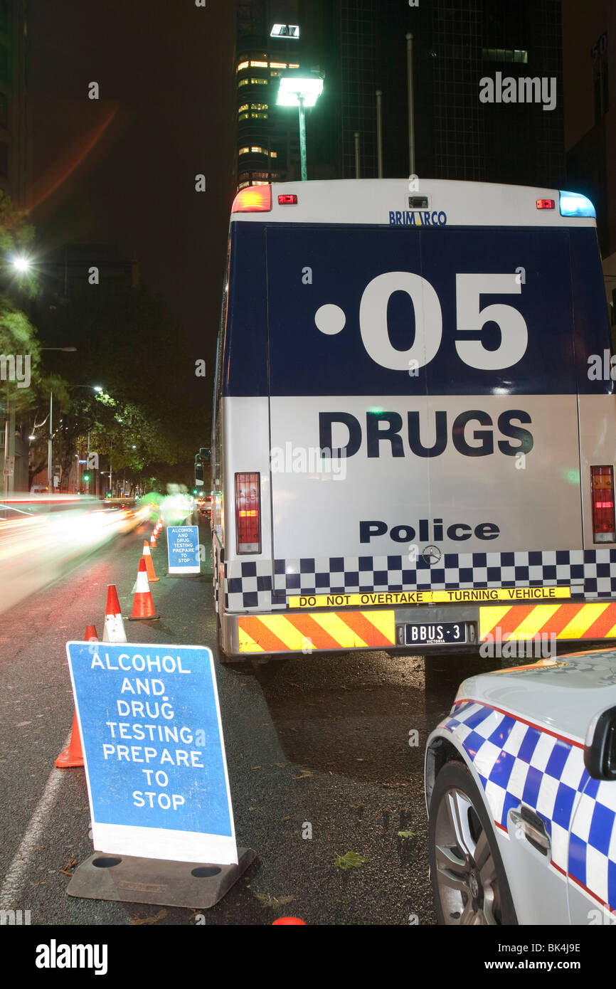 Melbourne allestimento polizia una campagna per fermare e verificare i driver per bere e guidare e il consumo di droghe e la guida, Australia. Foto Stock