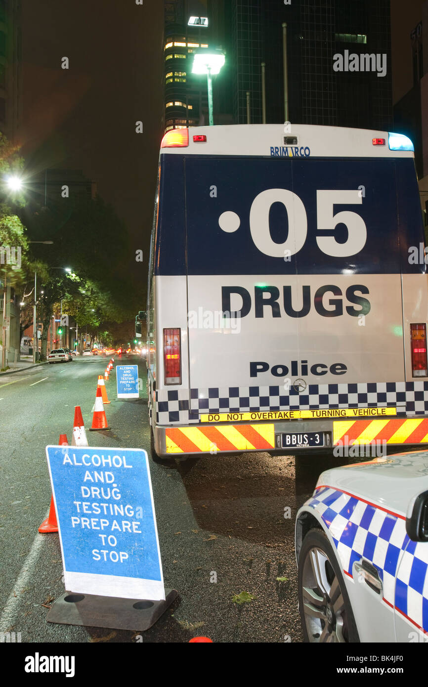 Melbourne allestimento polizia una campagna per fermare e verificare i driver per bere e guidare e il consumo di droghe e la guida, Australia. Foto Stock