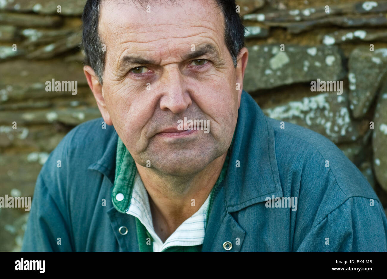 Agricoltore biologico e attivista GM Gerald miglia nella sua fattoria vicino a St Davids sul Il Pembrokeshire Coast West Wales UK Foto Stock
