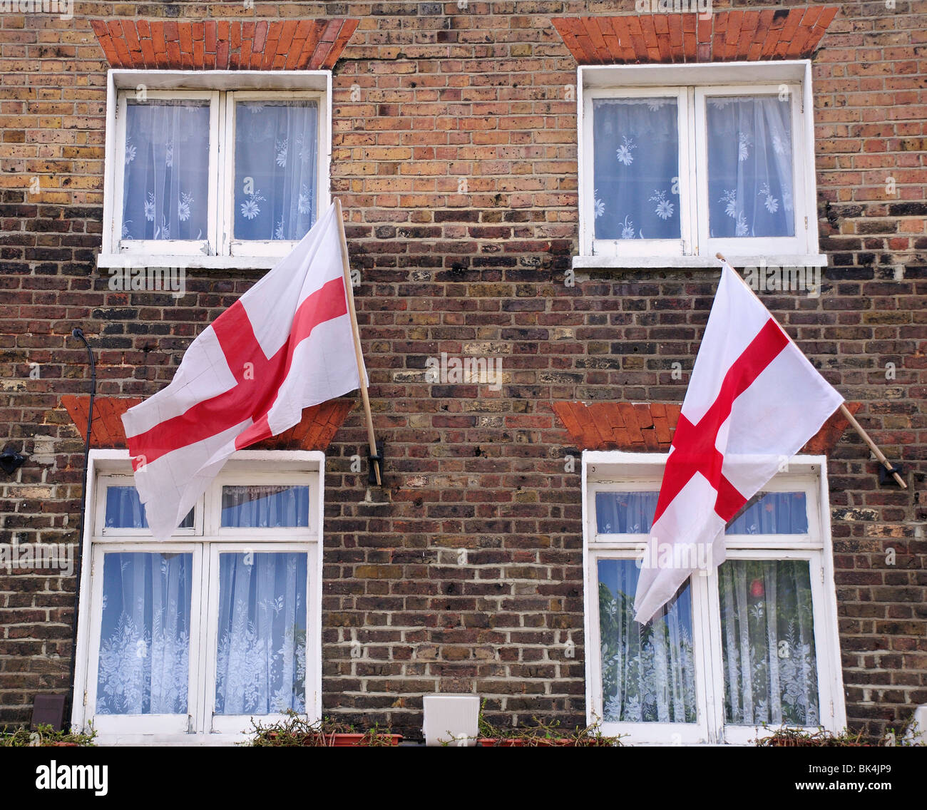 Due Saint George bandiere dalla parte anteriore del pub Foto Stock