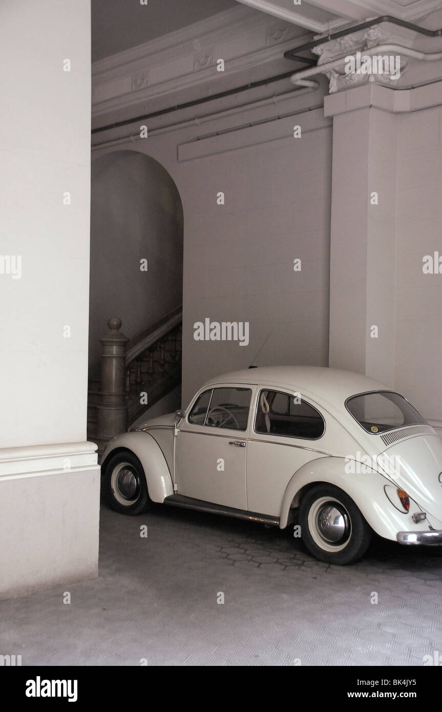 Volkswagen maggiolino parcheggiato in appartamento hall Foto Stock